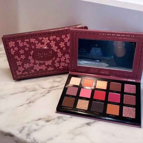 Ace Beaute MYSTIC ROMANCE PALETTE - Gothic‎ Allure Sold Out on website NWT - Picture 1 of 6